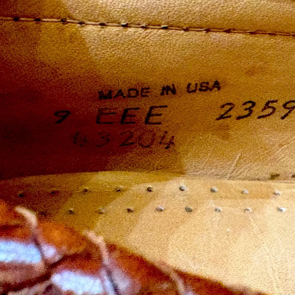 Allen Edmonds Tan Leather Slip-Ons. Sharp woven brown leather slip ons.‎ Size: 9